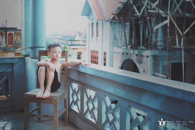 Nhưng rồi một ngày, xã hội sẽ dạy cho nó biết mình chỉ là một thằng bé đơn độc, gầy yếu..